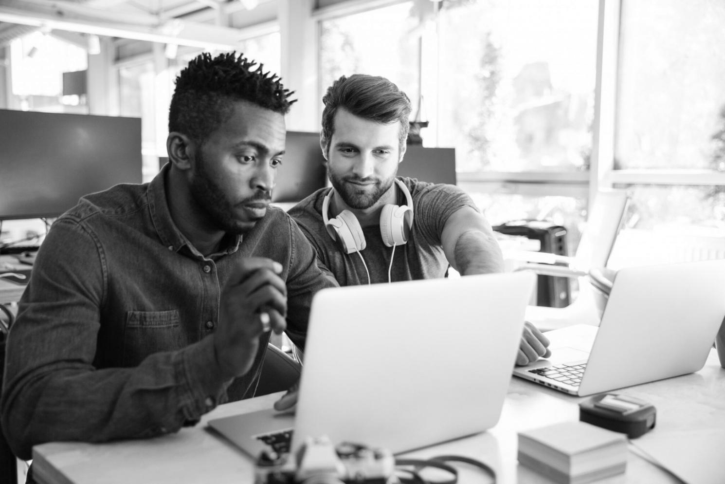 Geschäftsmann bei der Budgetanalyse am Arbeitsplatz